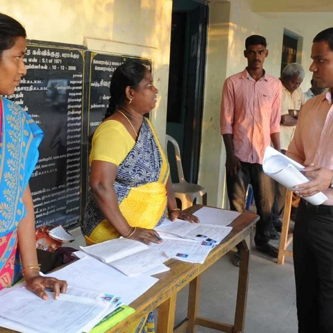 வாக்காளர் சிறப்பு முகாம் பணியில் ஆள்மாறாட்டம்! - கல்லூரி மாணவர் உள்பட 3 பேர் கைது
