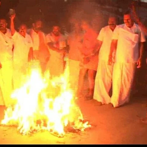 குமரியில் கேரள முதல்வரின் உருவ பொம்மை எரித்துப் போராட்டம்!