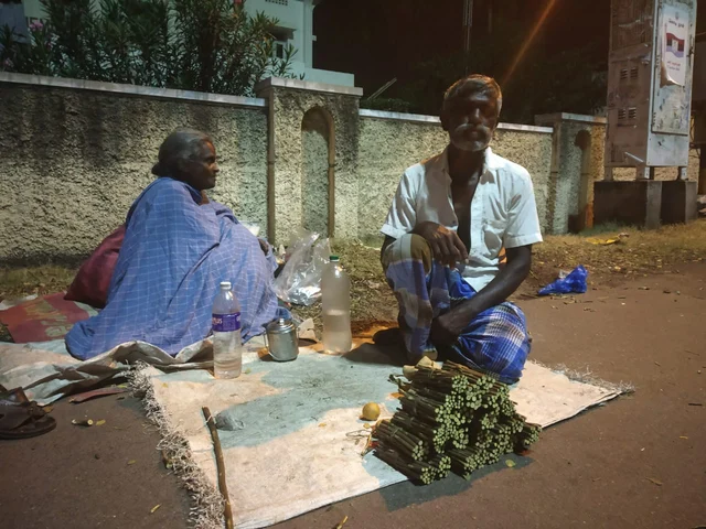 'சொற்ப பணம்தான் வருது, ஆனாலும் திருப்தி' - பல்குச்சி விற்கும் ஆறுமுகம் நெகிழ்ச்சி!