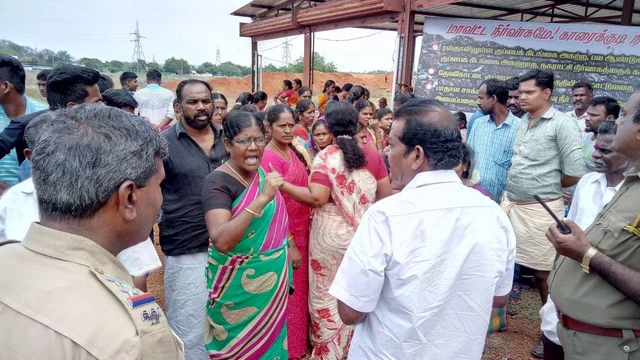 குப்பைக்கிடங்கை அகற்ற இரவுப் பகலாகப் போராடும் மக்கள்! கண்டுகொள்ளாத கலெக்டர்