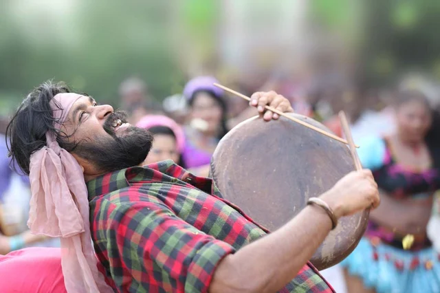 சேட்டைக்காரி வரூ, ஒரு மூடி ரம், கச்சை கொச்சை கலை! - தாரை தப்பட்டை விமர்சனம்