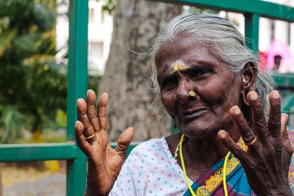 ``தூங்கவைக்கவும் பாடுதேன்...செத்தவுகளுக்கும் பாடுதேன்!” - `செப்புக்குரல்காரி’ ஒப்பாரி சீனியம்மா!