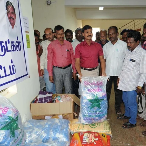 ராமநாதபுரத்திலிருந்து டெல்டாவுக்குச் சென்ற ரூ.32 லட்சம் நிவாரணப் பொருள்கள்!