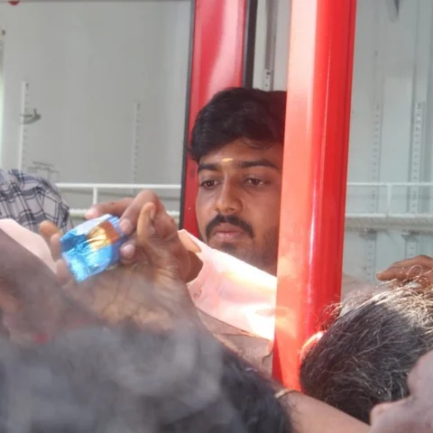 `இருப்பவர்கள் கொடுக்கலாம்; இல்லாதவர்கள் எடுக்கலாம்!’ - 22 வயது இளைஞரின் அசாத்திய சேவை!