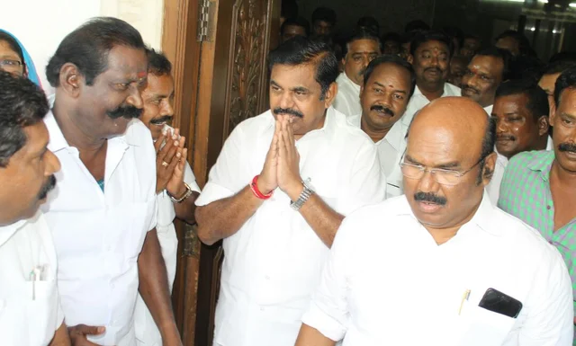 ஓ.பி.எஸ் அணியுடன் பேச ஏழு பேர் கொண்ட குழுவை அமைத்தார் முதல்வர் பழனிசாமி!