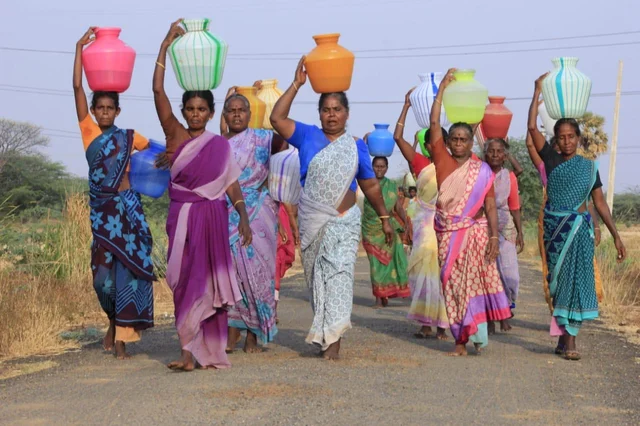 `ஒரு குடம் தண்ணீருக்கு 4 கி.மீ. அலையுறோம்!' - காவிரிக் கரையில் ஒலிக்கும் வேதனைக் குரல்கள்