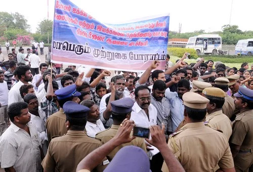 ஸ்டெர்லைட்டை மூடக்கோரி கலெக்டர் அலுவலகம் முற்றுகை: வைகோ கைது (படங்கள்)