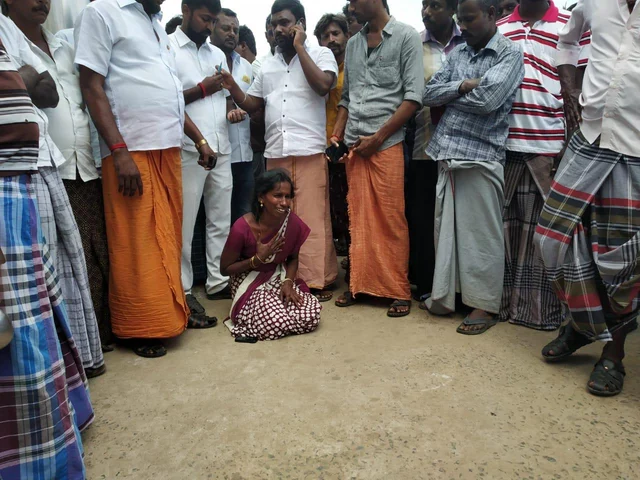 `கெஞ்சியும், மிரட்டிக்கிட்டே இருந்தது வங்கி!'- உயிரை மாய்த்த கணவர்; கண்ணீர்விடும் மனைவி