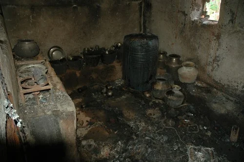 2 பேரை உயிரோடு எரித்துக் கொன்ற பொதுமக்கள் (படங்கள்)