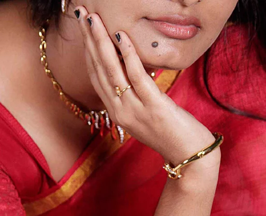 அழகை கெடுக்கிறதா... அதிர்ஷ்ட மச்சம்!