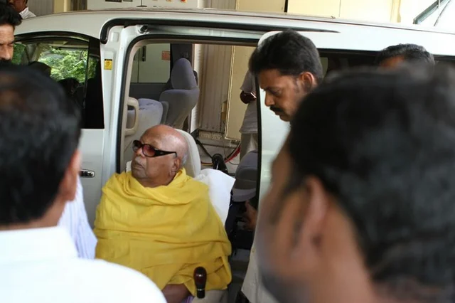 4 மணி நேர சிகிச்சை முடிந்து வீடு திரும்பினார் கருணாநிதி!