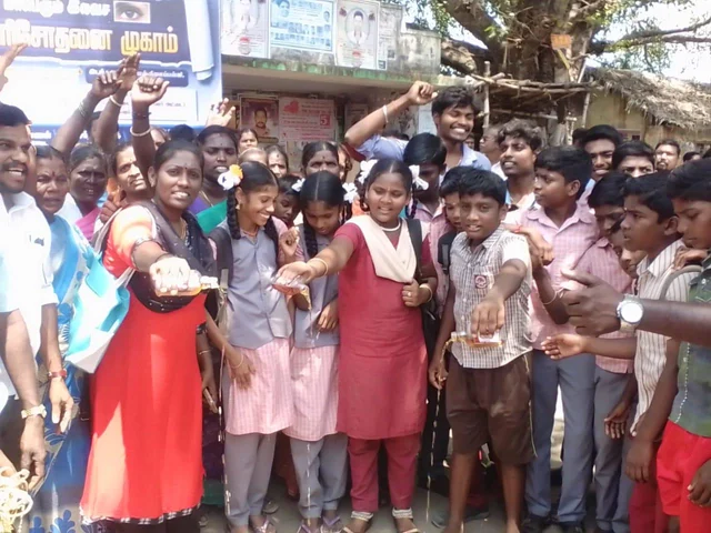 `என்னது, டாஸ்மாக் கடை கட்டுறாங்களா?'- ஆக்ரோஷத்துடன் வந்த மாணவர்களைப் பார்த்து தெறித்து ஓடிய ஊழியர்கள்