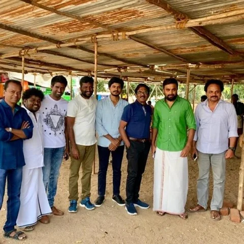 கேக் ஊட்டிய இயக்குநர் சுசீந்திரன்... காலில் விழுந்து ஆசி வாங்கிய நடிகர் சூரி! #10YearsOfVennilaKabadiKuzhu