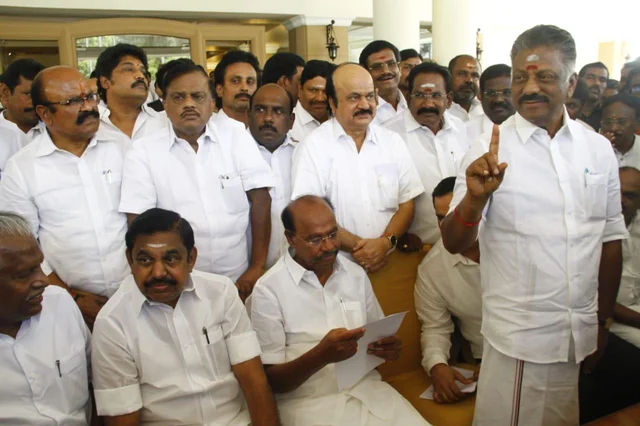 போஸ் கொடுக்க மட்டும் தான்... ரகசியம் பேச மணி அண்ட் கோ - அப்செட்டில் ஓ.பி.எஸ்!