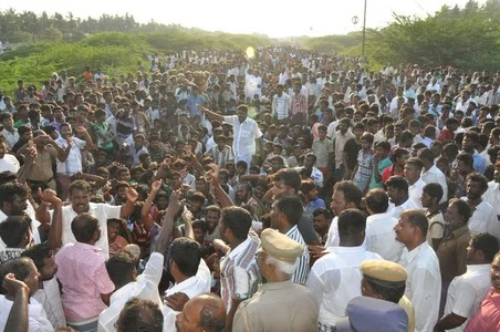 கலெக்டருடன் பேச்சுவார்த்தை தோல்வி: மீனவர்கள் ரயில்கள் மறியல் ( படங்கள் )