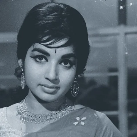 “பொம்மை மாதிரி ஆடை உடுத்துவதற்கா கல்லூரிக்கு வருகிறாய்...?” -ஜெயலலிதாவைச் சீண்டிய பேராசிரியை!