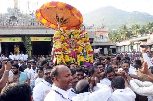 திருவண்ணாமலையில் மகா தீபம் ஏற்றப்பட்டது!