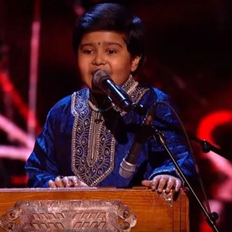 ஆர்மோனியப் பெட்டி, பாப் பாடல்.. வைரலாகும் 10 வயது இந்திய சிறுவன்
