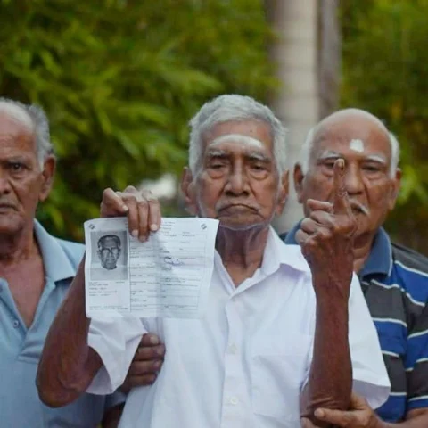 `நம் உரிமையை ஒருபோதும் விட்டுக்கொடுக்கக் கூடாது!' - 101 வயதில் வாக்களித்து அசத்திய முன்னாள் எம்.பி