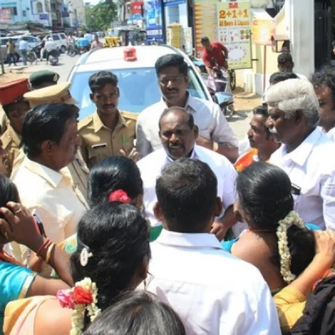 கிரண்பேடியை ஏன் அழைக்கவில்லை? அமைச்சரை முற்றுகையிட்டு பி.ஜே.பி.யினர் ஆவேசம்