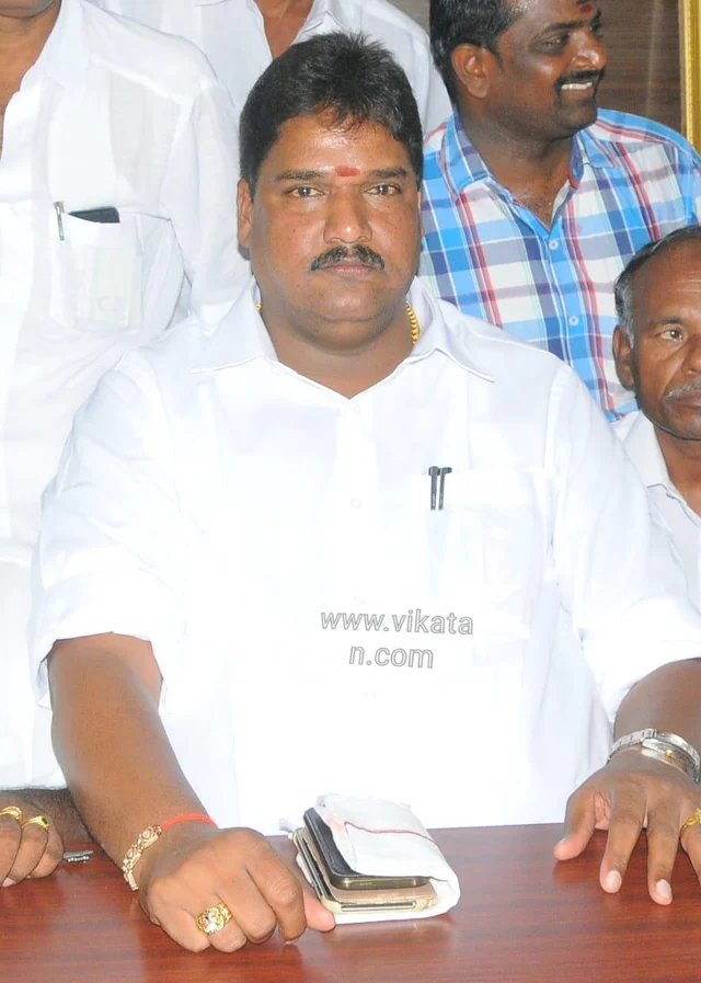 `நரகாசுரனை அழிச்சுட்டியா; பேனரைக் கிழிச்சது யாருனு தெரியும்!’ - ஆடியோக்களால் பரபரக்கும் திருவண்ணாமலை அ.தி.மு.க