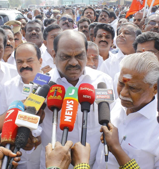 `ஸ்டாலின் நடத்தும் கிராமசபைக் கூட்டம் ஒரு நாடகம்!’ - வைத்திலிங்கம் எம்.பி விமர்சனம்