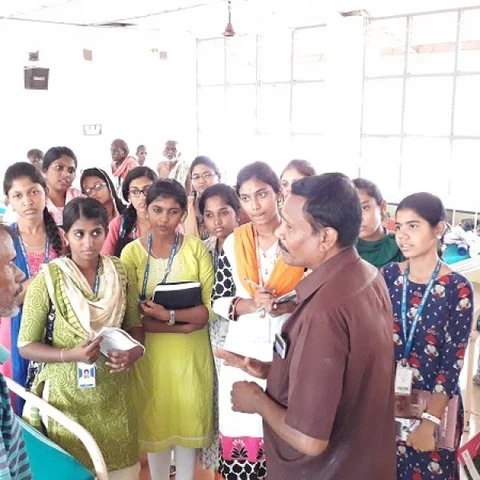 `காட்டு ஆஸ்பத்திரி'க்குச் சென்ற கல்லூரி மாணவிகளுக்குக் கிடைத்த ஆச்சர்ய அனுபவம்!