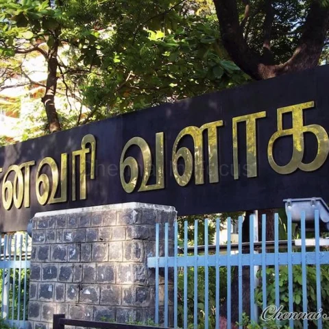ஓட்டுக்கு பணம் கொடுக்க கட்டுகட்டாக பணம் பதுக்கலா? வருமான வரி அதிகாரிகள் ரெய்டு
