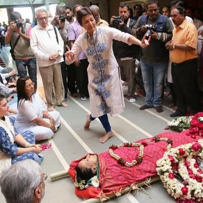 தாயின் உடலுக்கு நடனம் ஆடி அஞ்சலி செலுத்திய மகள்; மிருணாளினி சாராபாய் இறப்பில் உருக்கம்!