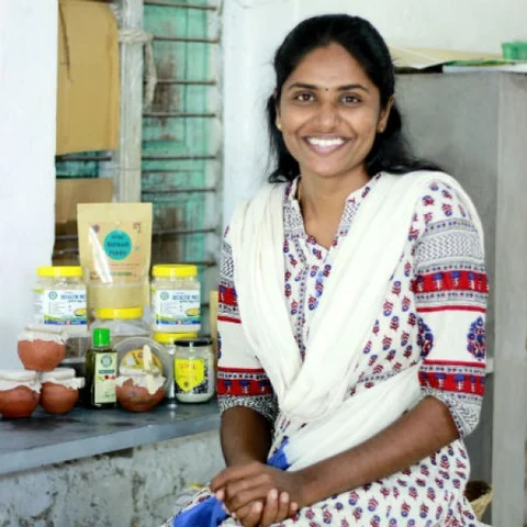 வாட்ஸ்அப் மூலம் கருப்பட்டி பால்கோவா... மதிப்புக்கூட்டலில் மாத்தியோசித்த பெண்!