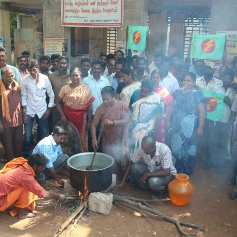 `அரசு வஞ்சிக்கிறது!’ - போராட்டத்தில் குதித்த மின்சார வாரிய ஒப்பந்த ஊழியர்கள்