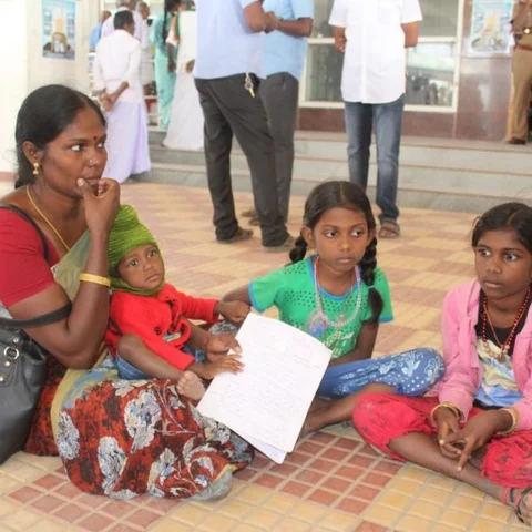 திருப்பூர் ஆட்சியர் அலுவலகத்தில் கணவரை மீட்டுத்தரக் கோரி குழந்தைகளுடன் பெண் தர்ணா!