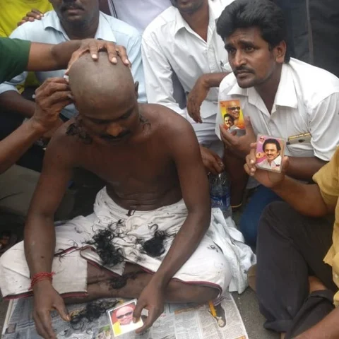 `தலைவருக்கு ஒன்னும் ஆகக்கூடாது..!’ - மருத்துவமனை வாசலில் மொட்டை அடித்த தொண்டர்கள்