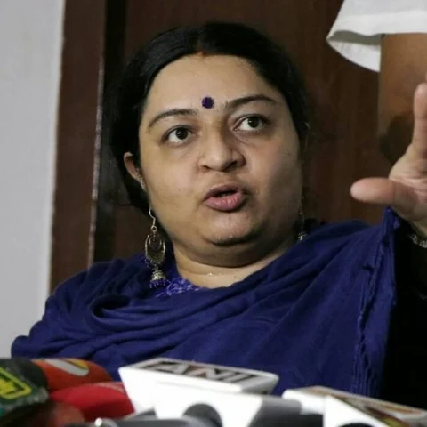 கட்சிப் பெயரை மாற்றுகிறார் ஜெ.தீபா!