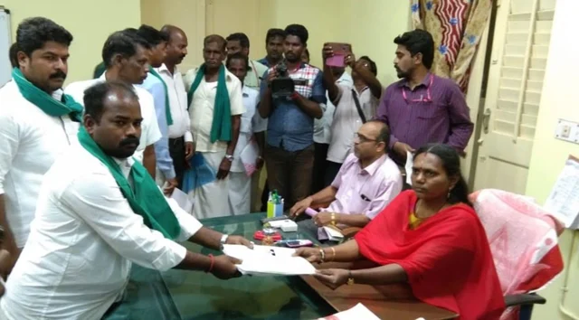 கையில் மண்சட்டி; கழுத்தில் மது பாட்டில் - மயிலாடுதுறையில் வேட்புமனு தாக்கல் செய்த விவசாயிகள்