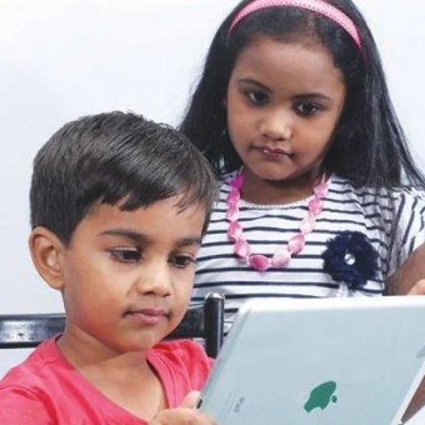சமூக வலைதளங்கள் பற்றிக் குழந்தைகளுக்கு விழிப்புணர்வு ஏற்படுத்துங்கள் - பெற்றோர்களுக்கு மனநல மருத்துவர் ஆலோசனை