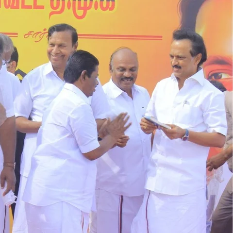 `நிதி கொடுக்க பணமில்லை; தலைவரைப் பார்க்கவே வந்தோம்!’ - நிர்வாகியிடம் கூறிய தி.மு.க மூத்த தொண்டர்கள்