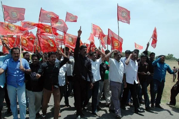 டிஆர் பாலுவின் உறவினர் சாராய ஆலையை மூடக்கோரி முற்றுகை போராட்டம்!