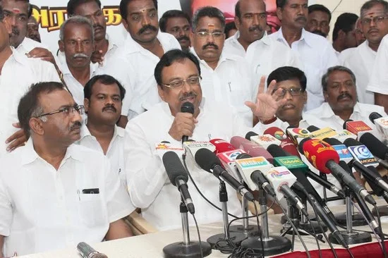 அதிமுக-பாஜக இடையே திரைமறைவு கூட்டணி : ஈவிகேஎஸ் இளங்கோவன்