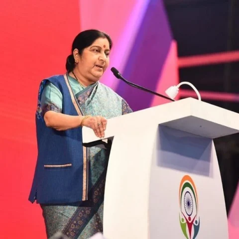 இம்ரான் கான் அரசியல் நிபுணர் என்றால் மசூத் அசாரை ஒப்படைக்கட்டும்- சுஷ்மா ஸ்வராஜ்