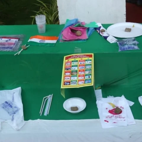 ‘நெகிழிக்கு மாற்றுப் பொருள்கள் கண்காட்சி’ - பிளாஸ்டிக் கொடியால் வந்த குழப்பம்!