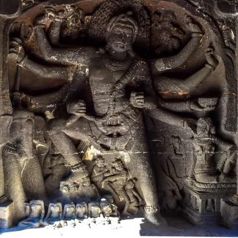 திராவிடக் கட்டடக்கலையின் உச்சம்... எல்லோரா கயிலாசநாதர் கோயில் - ஒரு தரிசனம்!