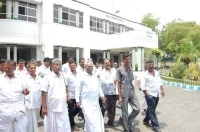 அமைச்சர் அலுவலகம் முற்றுகையால் பரபரப்பு