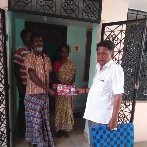 `கையில் கட்டைப்பையுடன் வாக்கு சேகரிக்கும் நீதிபதி!' - நாகை மக்கள் வியப்பு