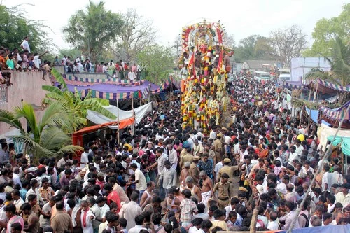 மகிழ்ச்சியையும், சோகத்தையும் கொட்டி தீர்த்த திருநங்கைகள் (படங்கள்)