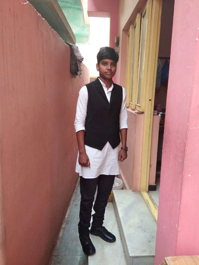 சட்டக் கல்லூரி மாணவி இடைநீக்கம்..! கனிமொழி கண்டனம்