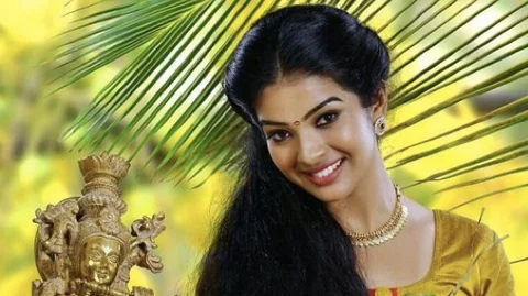 "சீரியல்ல நான் போடுற எல்லா டிரஸ்ஸும் மாமியார் செலக்ட் பண்றதுதான்'' -'அரண்மனைகிளி' மோனிஷா!