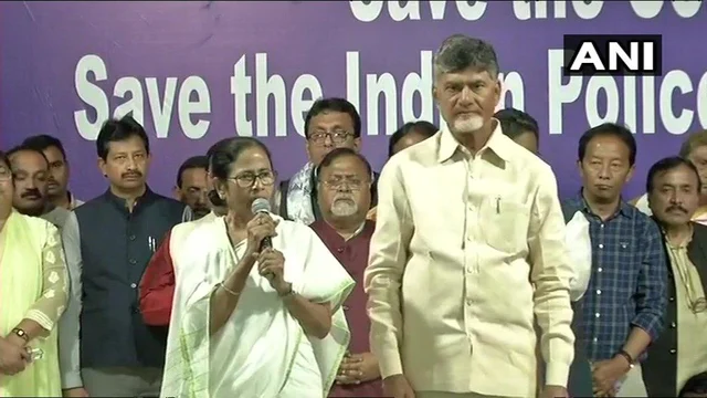 `இது அரசியலமைப்புக்குக் கிடைத்த வெற்றி!’ - தர்ணாப் போராட்டத்தைக் கைவிடுவதாக மம்தா அறிவிப்பு