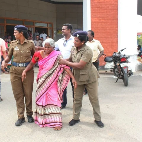`ஊரைவிட்டு விரட்டுறாங்க!' - கடலூர் கலெக்டர் ஆபீஸில் தாய், மகன் தீக்குளிக்க முயற்சி