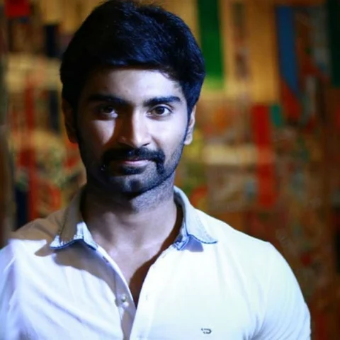 ``என்னை சினிமாவுக்குக் கொண்டுவரணும்னு அப்பா ஆரம்பத்துல நினைக்கலையோனு தோணுது!" - அதர்வா முரளி